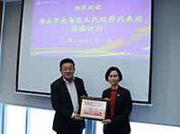 Mr. Gu Yao Hui (left), Mayor of Nanhai District of Foshan presents a souvenir to Prof. Wong Suk Ying, Associate-Vice-President of CUHK